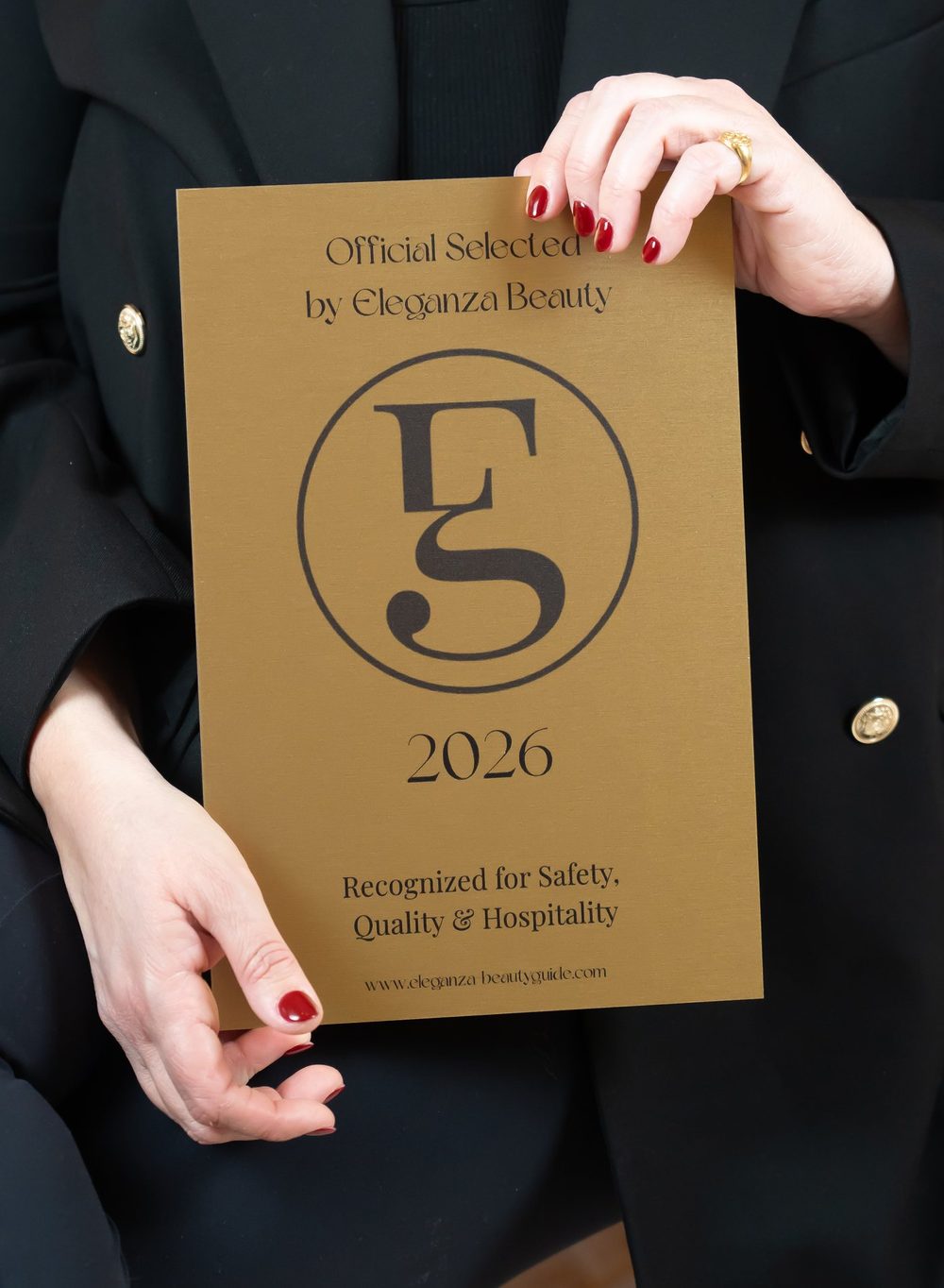 De gouden gevelplaat ‘Official Selected by Eleganza Beauty’, jaargang 2026