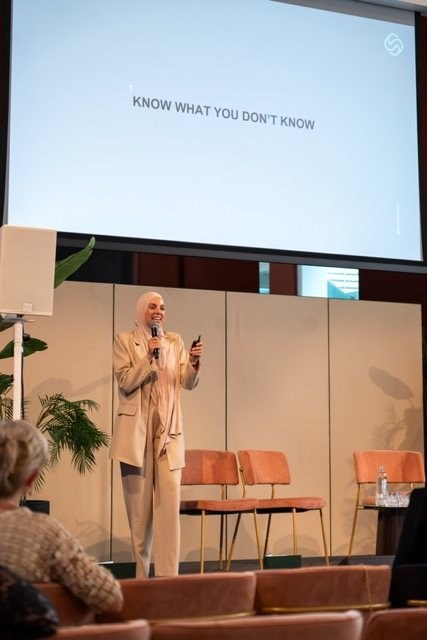 Spreker op het podium tijdens een Eleganza-event